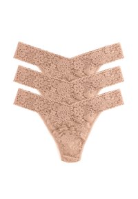 Kant stringondergoed in een zachte beige kleur, met drie parallelle kantbandjes en gedetailleerd met een bloemenpatroon.