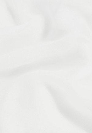 Tessuto bianco con una texture liscia e morbida, caratterizzato da pieghe delicate. Il materiale appare leggero e leggermente trasparente, senza motivi visibili.