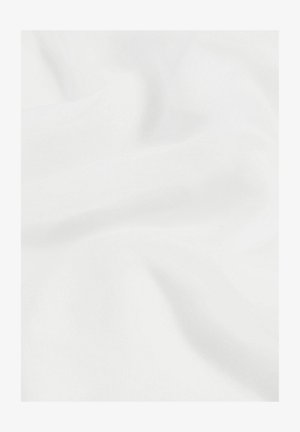 Biela tkanina s hladkou, jemnou textúrou, s jemnými záhybmi. Materiál vyzerá byť ľahký a mierne priesvitný, bez viditeľných vzorov.