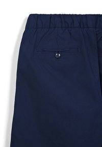Bermuda blu navy realizzate in tessuto leggero, dotate di una cintura elastica e di una sola tasca posteriore con bottone. Texture liscia e design semplice.