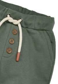 Grüne Baumwollshorts mit Kordelzug, versehen mit Holzknopfakzenten und Seitentaschen. Weicher Stoff und elastischer Bund.