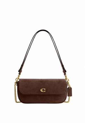 Sac à épaule en daim marron avec détail chaîne dorée, fermoir doré en forme de lettre C et étiquette en cuir marron assortie attachée à la sangle.