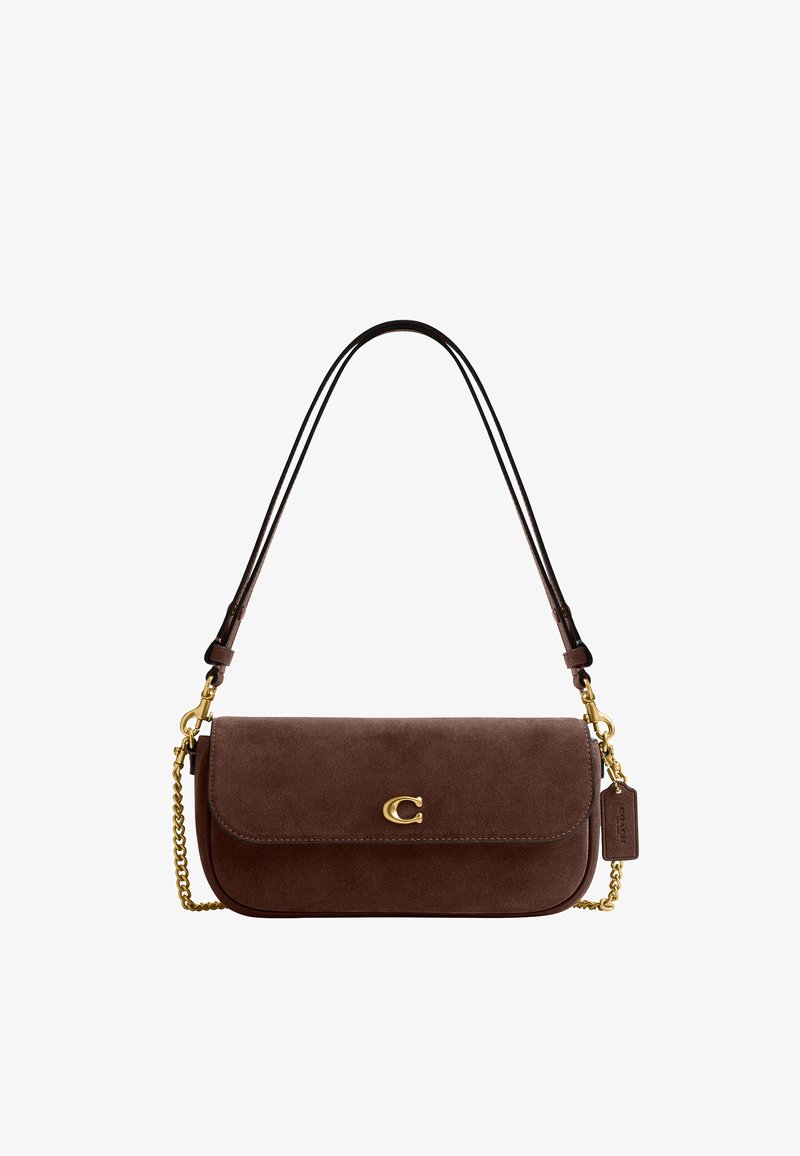 Sac à épaule en daim marron avec détail chaîne dorée, fermoir doré en forme de lettre C et étiquette en cuir marron assortie attachée à la sangle.