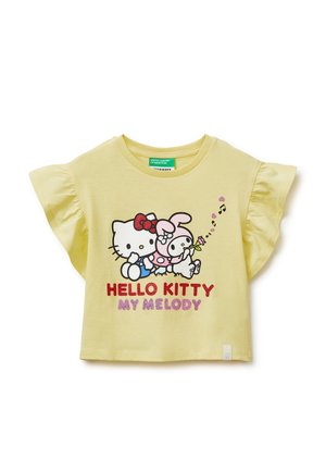 Gelbes Kindertop mit Rüschenärmel, das die Figuren Hello Kitty und My Melody zeigt, begleitet von Musiknoten und Text.