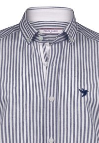 Blauw-wit gestreepte button-up shirt met knoopkraag en een klein geborduurd blauw vogeltje op de linkerkant van de borst.