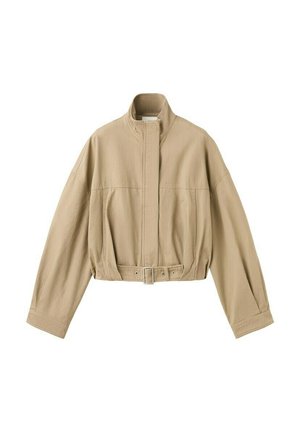 Veste courte beige à manches longues, col montant, fermeture éclair à l'avant et ceinture ajustable à la taille sur fond blanc.