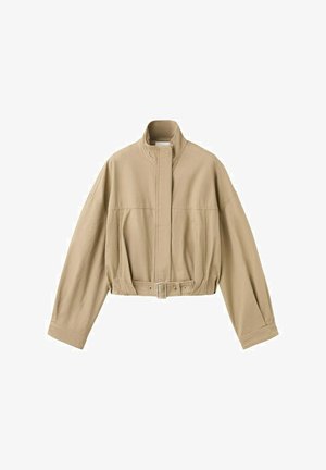Veste courte beige à manches longues, col montant, fermeture éclair à l'avant et ceinture ajustable à la taille sur fond blanc.