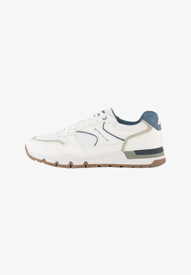 Baskets de sport blanches et grises avec des accents bleus, en tissu mesh, et une semelle marron, estampillées "Tom Tailor" sur le côté.