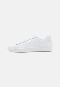 Zapatillas deportivas blancas de cuero sint�ético con textura suave, suela plana de goma y un sutil acento rosa en el talón.