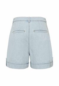 Short en denim bleu clair avec ourlets retroussés, passants de ceinture et deux poches arrière passepoilées, vu de dos sur un fond blanc.