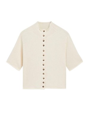 Kurzärmeliges cremefarbenes Strickcardigan mit rundem Ausschnitt und einer einzelnen Reihe brauner Knöpfe entlang der vorderen Mitte.