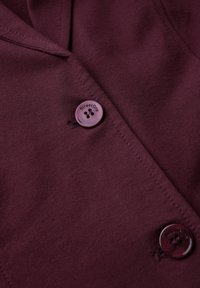 Camicia bordeaux in tessuto opaco, con colletto a punta e due bottoni con branding "StreetOne", che mette in risalto una texture liscia e una leggera lucentezza.