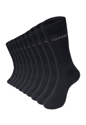 Ti par sorte crew-sokker med et diskret mærkelogo nær den øverste manchet, arrangeret i en udvidet vifteform.