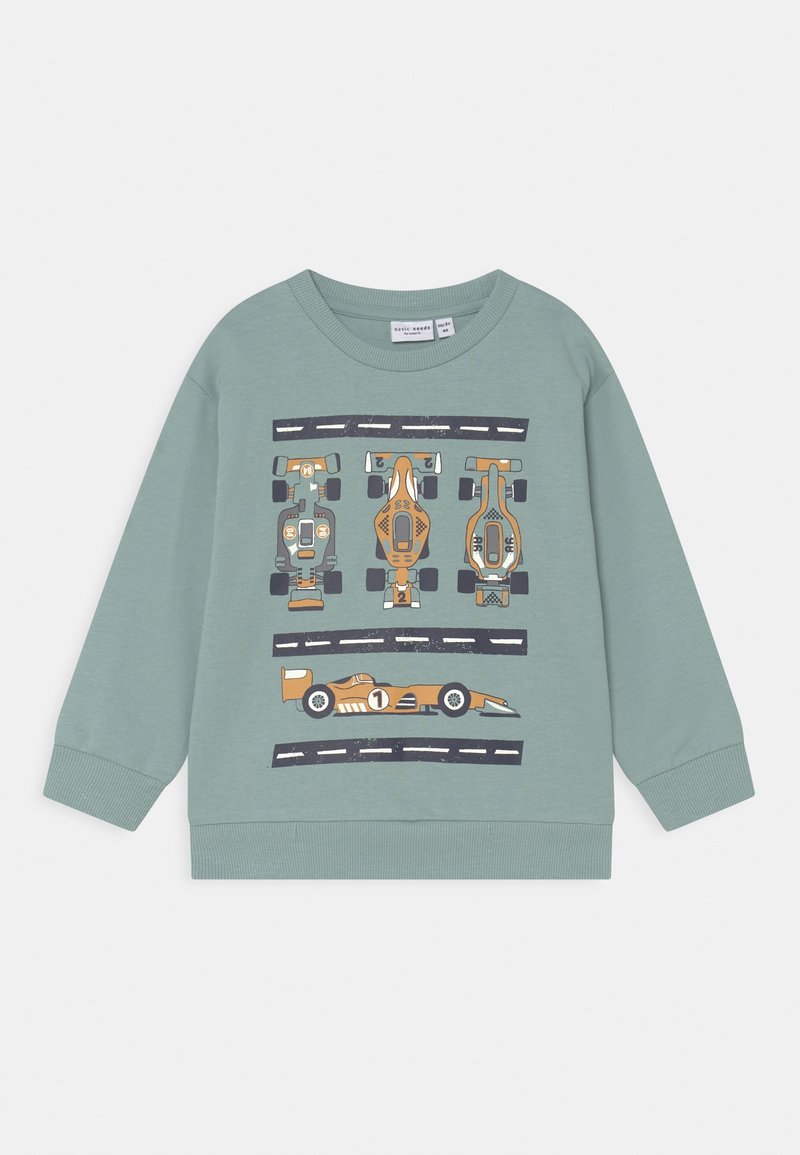 Sudadera verde claro con un gráfico de coches de carreras en una pista, con elementos de diseño en naranja y azul. Puños y cuello con canalé.