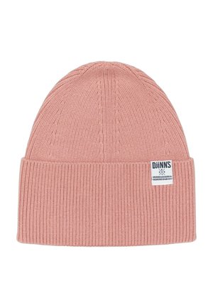 Bonnet tricoté en rose doux, avec une texture côtelée et un revers replié. Comprend une petite étiquette en tissu tissée sur le côté.