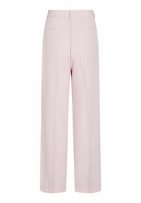 Pantalon large rose pâle en tissu lisse, avec deux poches arrière, coutures minimalistes et finition nette et ajustée.