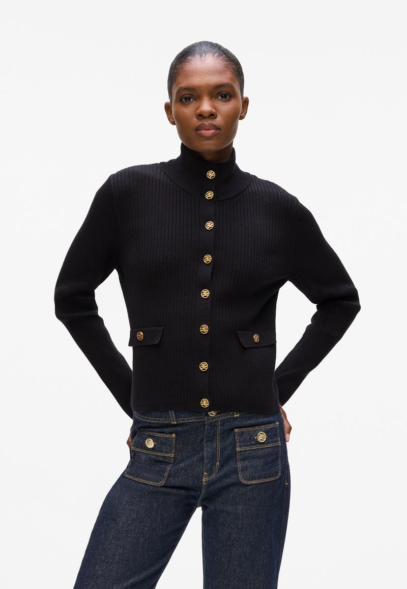 Cardigan nero a coste con colletto alto, dotato di bottoni in tonalità oro e due tasche frontali con dettagli hardware coordinati.