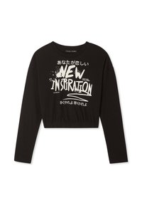 Czarna krótka koszulka z długim rękawem z białym napisem graficznym, z akcentami w stylu plamy i dopasowanym talią. Prosty, casualowy design.
