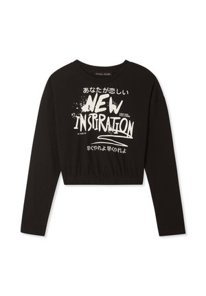 Maglietta nera cropped a maniche lunghe con testo grafico bianco, caratterizzata da accenti splatter e una vita aderente. Design semplice e casual.