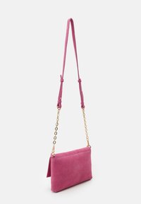 Borsa a tracolla in suede rosa con forma rettangolare piatta, accentuata da una catena dorata e cinturino regolabile. Texture liscia con dettagli minimi.