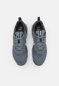 Nike Performance AIR MAX ALPHA TRAINER 5 - Scarpe da allenamento - smoke grey/white/dark smoke grey/dark grey