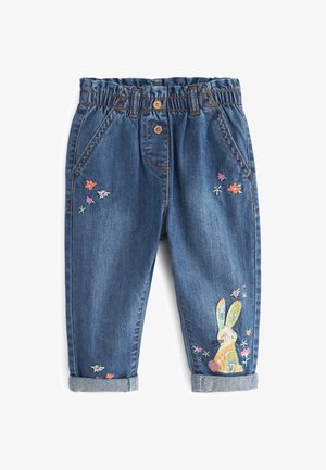 Blå denim bukser til små børn med elastisk talje, op rullede kanter, broderede blomster og en farverig kanin på højre ben.