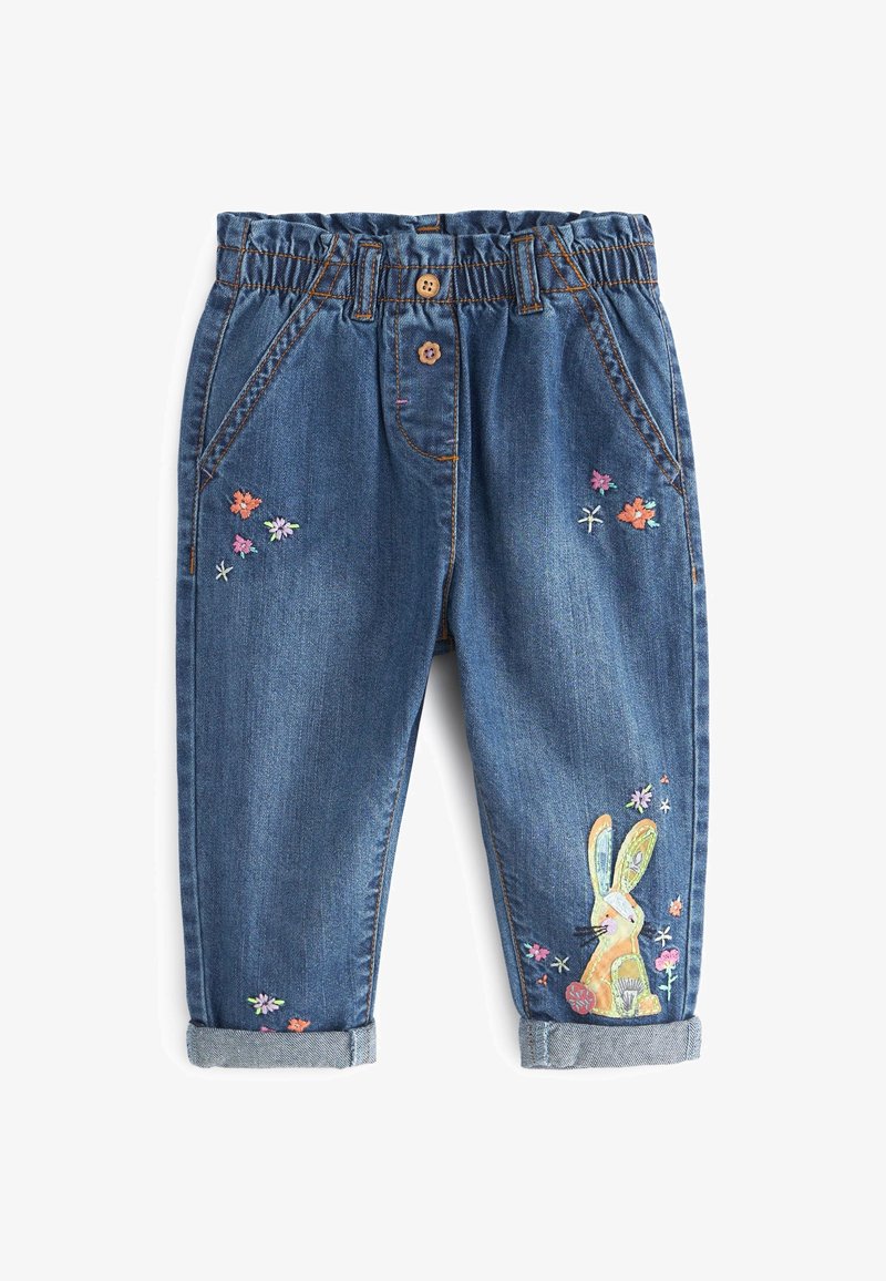 Pantalon en denim bleu pour tout-petits avec taille élastique, revers roulés, fleurs brodées et un lapin coloré sur la jambe droite.