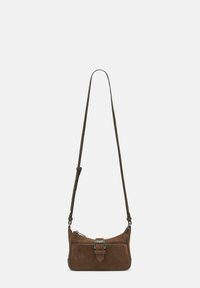 Borsa a spalla in suede marrone con tracolla regolabile, parte superiore curvata, dettaglio della fibbia in metallo e cuciture a contrasto lungo i bordi.