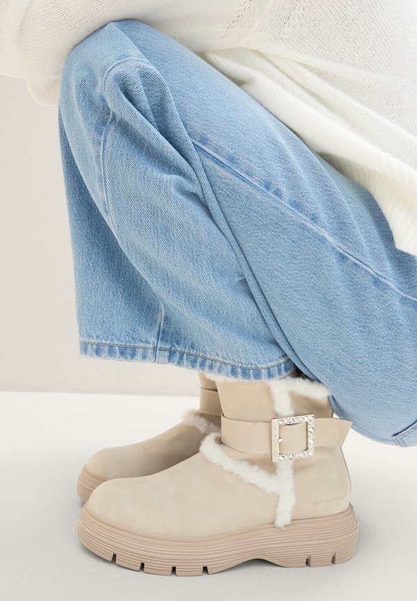 Plateaustiefelette - cream