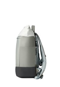 Zaino grigio e bianco con parte superiore arrotondata, tessuto testurizzato, tasca laterale con zip e spallacci in rete regolabili. Pannello inferiore nero solido.