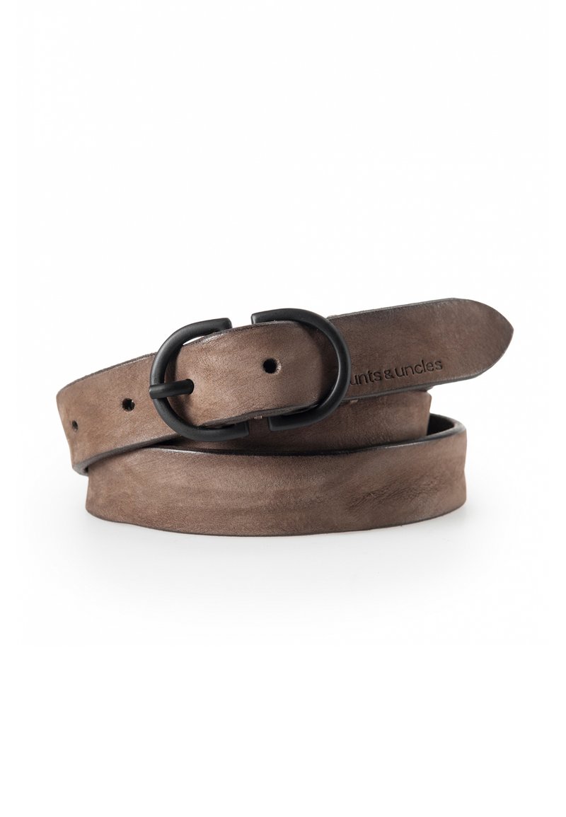 Bruine leren riem met een gladde textuur, voorzien van een zwarte metalen ronde gesp en meerdere verstelgaten. Subtiele branding zichtbaar.