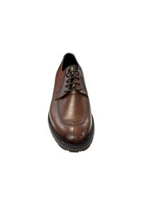 Zapato de cuero marrón con puntera redondeada, cierre plano con cordones, detalle de costura sutil y suela de goma negra texturizada.