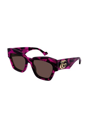 Lunettes de soleil œil de chat à motif écaille de tortue violet et noir, verres foncés et logo double G en or sur la branche.