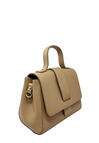 Borsa a mano in pelle beige con forma strutturata, manico superiore, chiusura a patta e dettagli in metallo color oro. Dettaglio della superficie testurizzata.