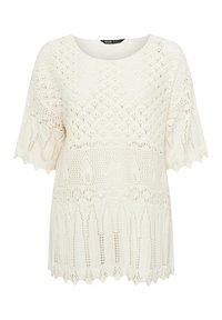 Top bianco lavorato a maglia con maniche corte, caratterizzato da un motivo a rete, orlo a scallop e dettagli testurizzati intricati in tutto il capo.