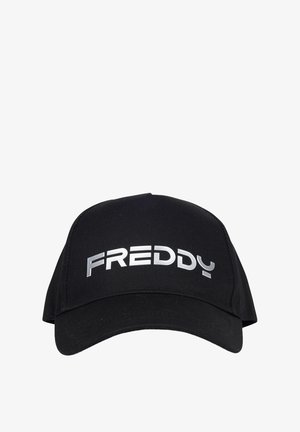 Gorra de béisbol negra con visera curva que presenta un atrevido logotipo plateado "FREDDY" en el centro frontal.