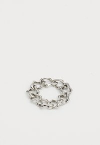 Zilveren ring met een kettingontwerp, bestaande uit onderling verbonden, onregelmatige schakel met een gepolijste afwerking en een gladde textuur, wat een vloeiende, organische vorm creëert.
