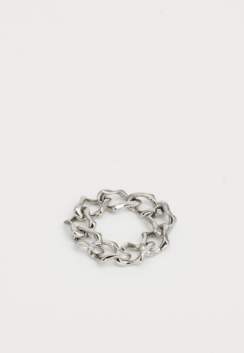 Zilveren ring met een kettingontwerp, bestaande uit onderling verbonden, onregelmatige schakel met een gepolijste afwerking en een gladde textuur, wat een vloeiende, organische vorm creëert.