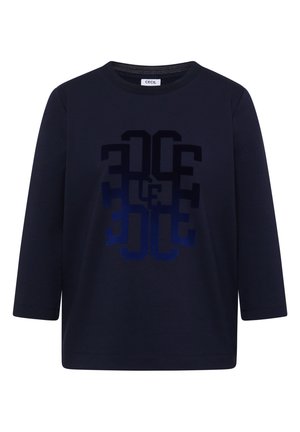 Chemise bleu marine à manches longues avec un col rond et un motif géométrique bleu foncé avec des lettres stylisées sur le devant.