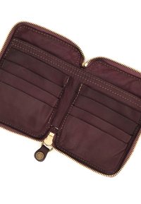 Portafoglio in pelle bordeaux con zip dorata, dotato di molteplici slot per carte e una finitura liscia. Design minimalista con evidente dettaglio di cucitura.