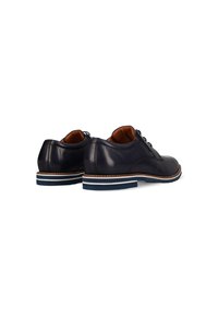 Chaussures en cuir marine avec bout arrondi, doublure intérieure contrastante en tan, semelle bleu foncé et bande accent blanche ; texture lisse et design classique.