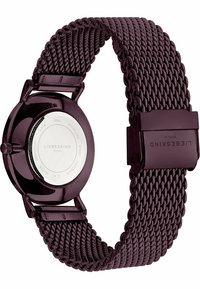Lila Edelstahl-Uhr mit einem Mesh-Armband, glattem runden Gehäuse und einem klaren Zifferblatt mit minimalen Markierungen. Der Verschluss ist im Design eines Clips.