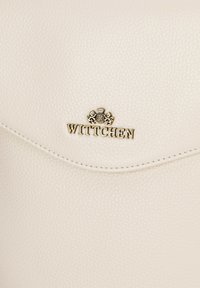 Bílá texturovaná kožená taška s nádherným logem "WITTCHEN" v zlaté barvě a jemným prošíváním podél okraje. Čistý, minimalistický design.