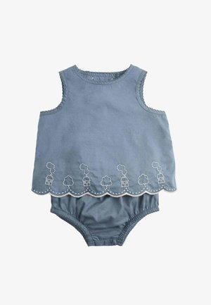Combinaison bébé bleue sans manches avec ourlet festonné et broderie blanche représentant des maisons fumantes et des arbres le long du bord inférieur.
