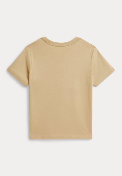 Μπεζ βαμβακερό t-shirt με κοντά μανίκια και στρογγυλή λαιμόκοψη, απεικονισμένο από πίσω σε λευκό φόντο.