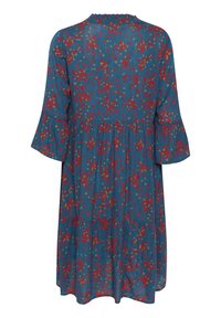 Robe fleurie bleue avec motifs rouges et verts, manches évasées, encolure à volants et design à étages. Fabriquée en tissu léger.
