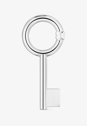 Clé en argent avec un anneau circulaire comportant un petit fermoir en forme d’ours, un fût lisse, et un panneton rectangulaire sur fond blanc.