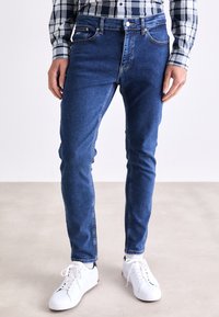 Tommy Jeans AUSTIN SLIM BRANDED - Slim fit -farkut - denim dark