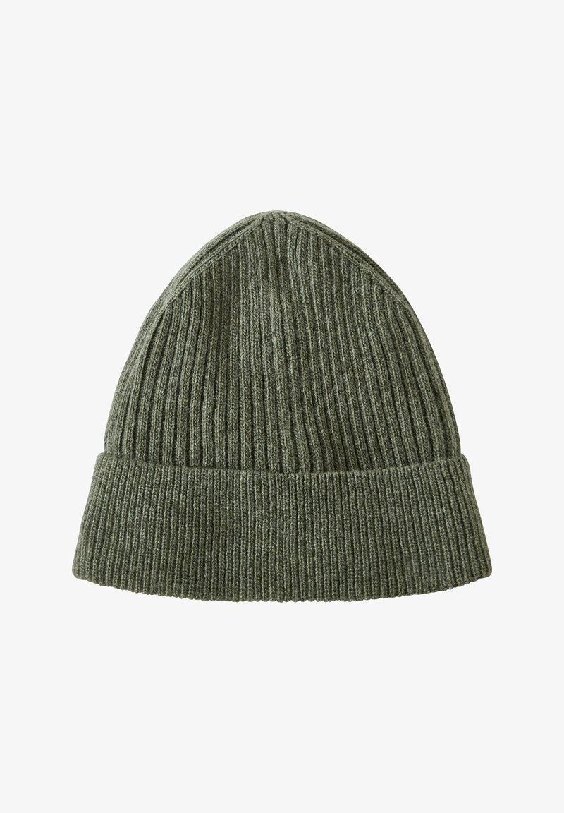 Gorro de punto en verde oliva oscuro. Presenta una textura acanalada y un borde doblado para un ajuste ceñido.