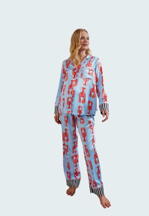 Conjunto de pijama con estampado de langostas que presenta un fondo azul claro, mangas largas y puños a rayas en blanco y negro en los pantalones y la camiseta.